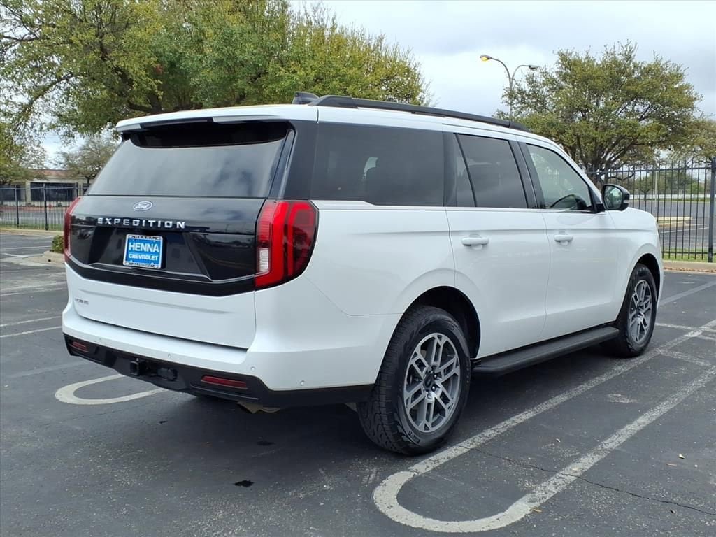 Used 2025 Ford Expedition Active AWD/4WD image 11