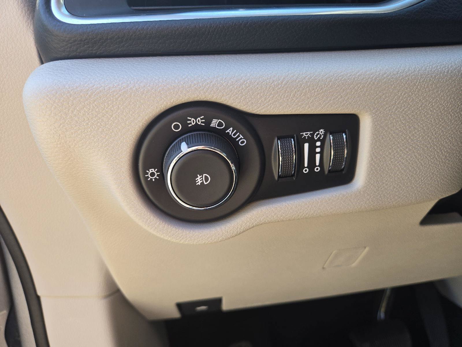 Used 2019 Chrysler Pacifica Touring-L Plus w/ Tire & Wheel Group FWD image 16