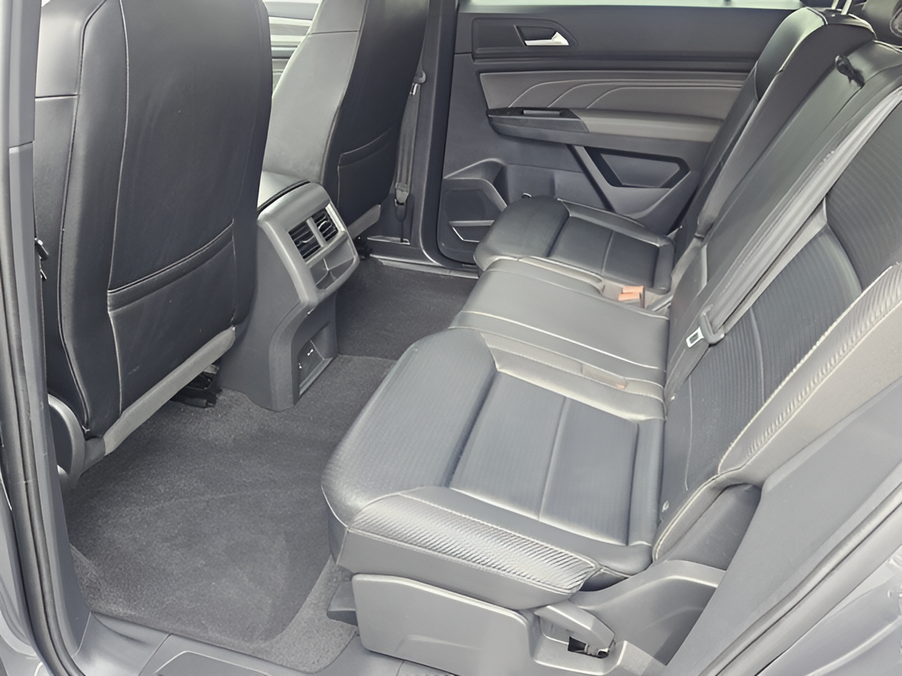 Used 2021 Volkswagen Atlas Cross Sport SE FWD image 15