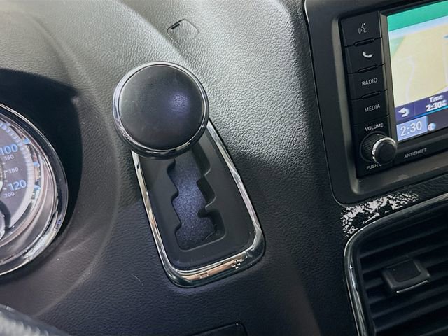 Used 2016 Chrysler Town & Country Touring-L image 18