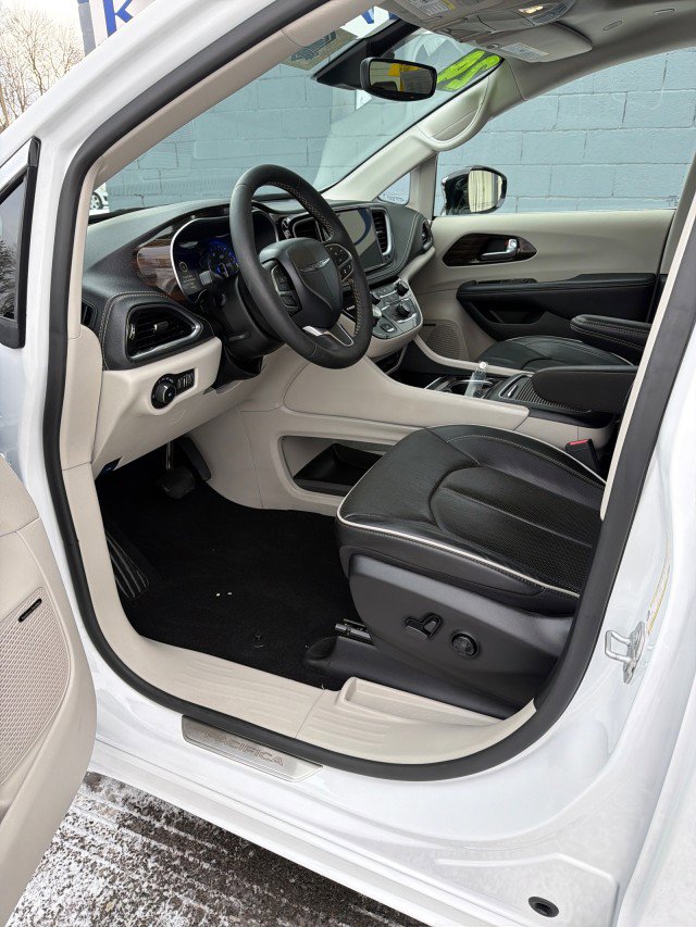 Used 2024 Chrysler Pacifica Limited w/ Uconnect Theater Family Group image 9