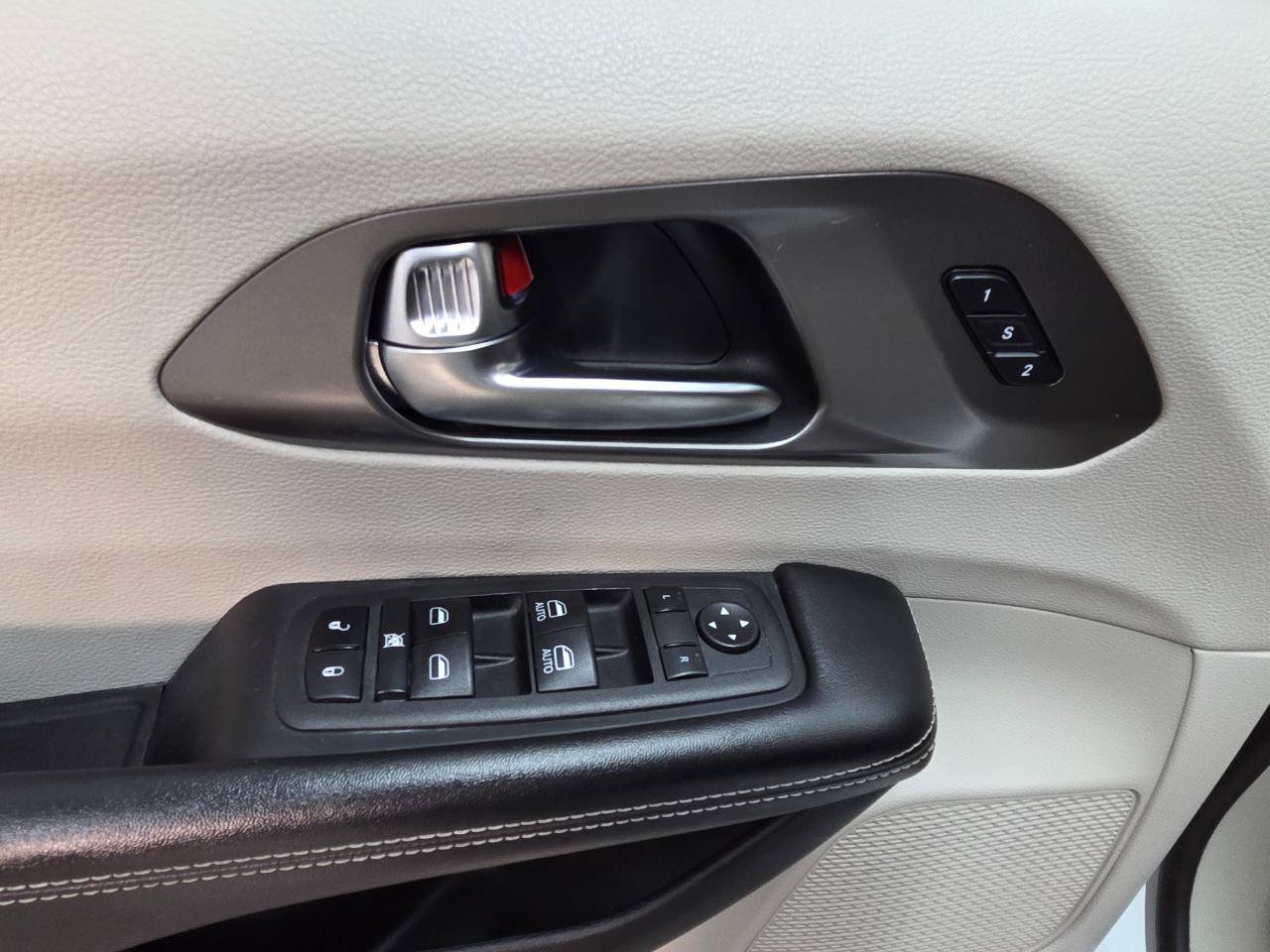 Used 2022 Chrysler Pacifica Touring-L FWD image 25
