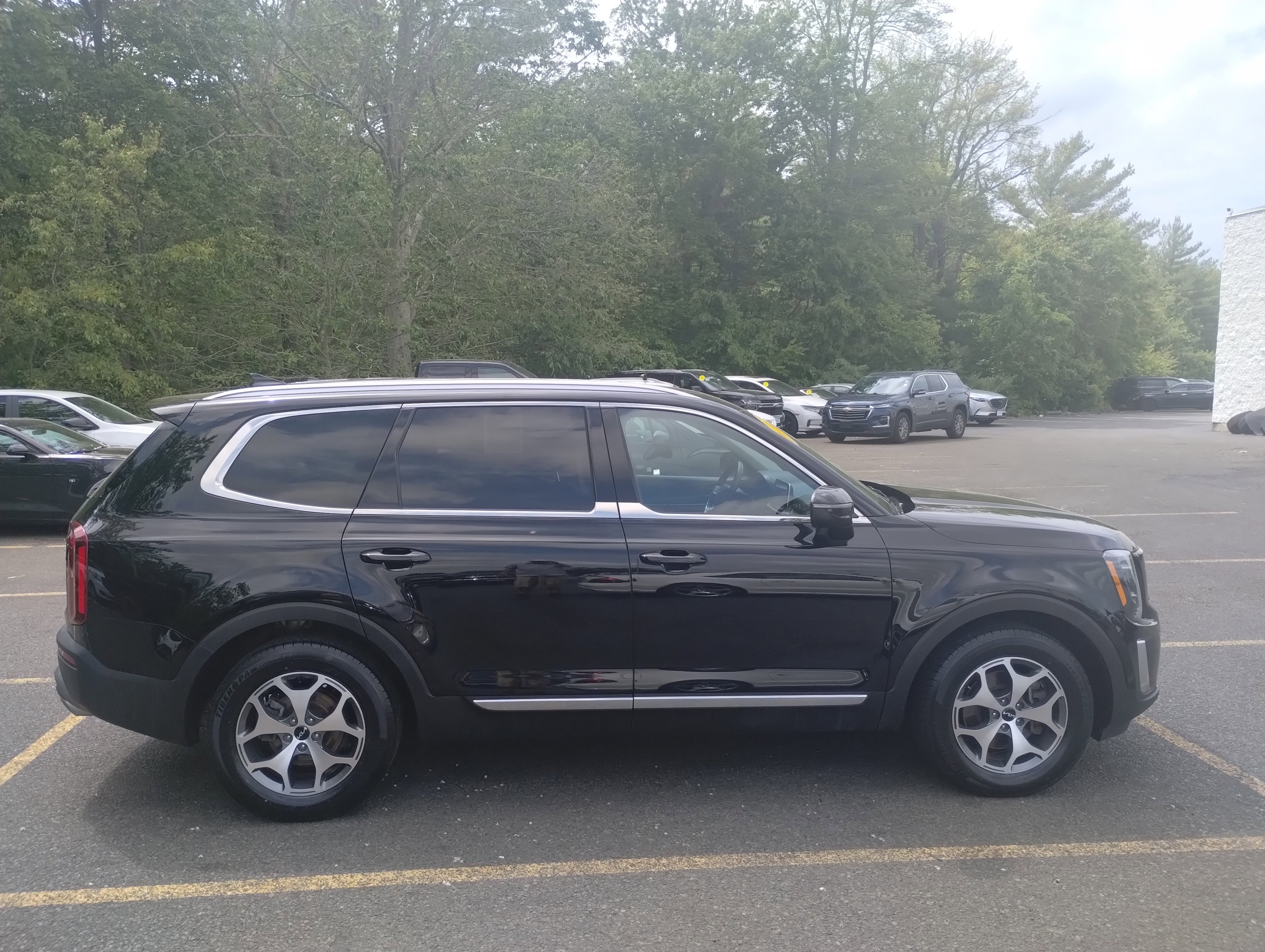 Used 2022 Kia Telluride EX image 2