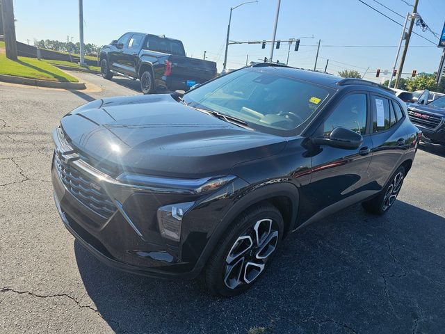 Used 2025 Chevrolet Trax RS w/ Sunroof Package FWD image 4