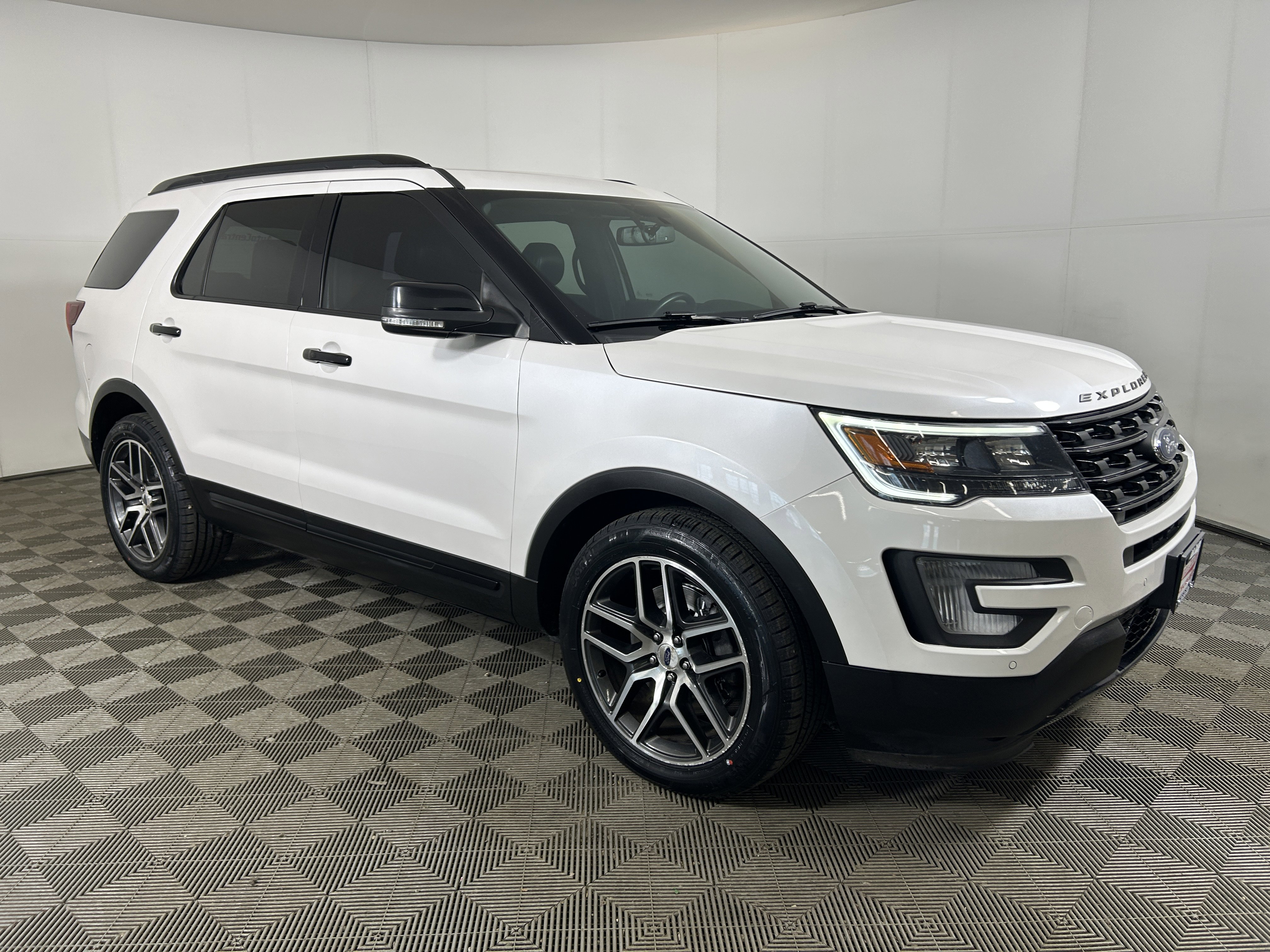Used 2017 Ford Explorer Sport AWD/4WD image 2