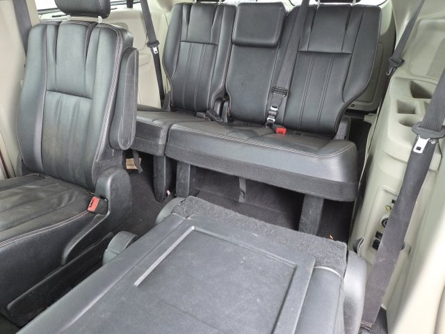 Used 2015 Chrysler Town & Country Touring w/ Driver Convenience Group image 14