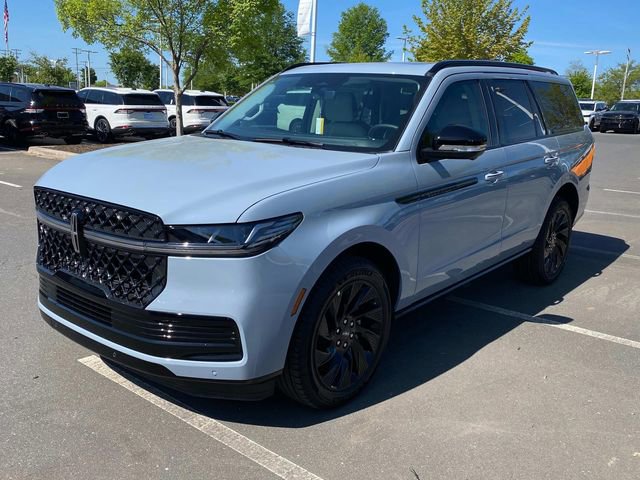 New 2026 Lincoln Navigator Reserve w/ Jet Appearance Package AWD/4WD image 3