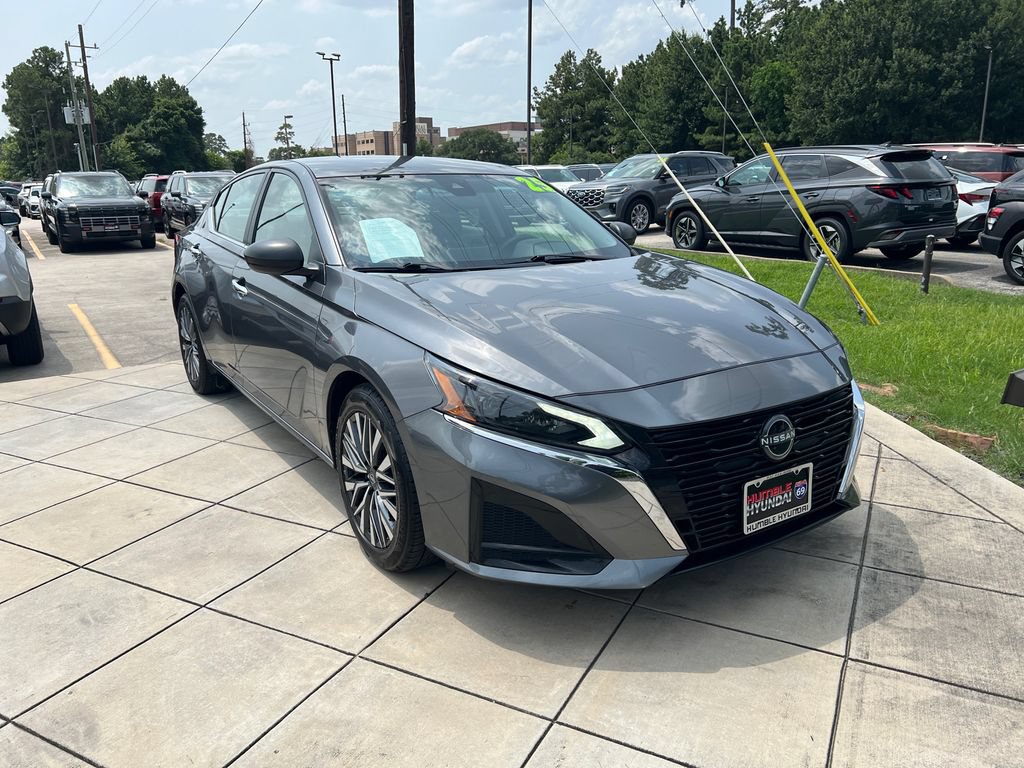 Used 2025 Nissan Altima 2.5 SV FWD image 3