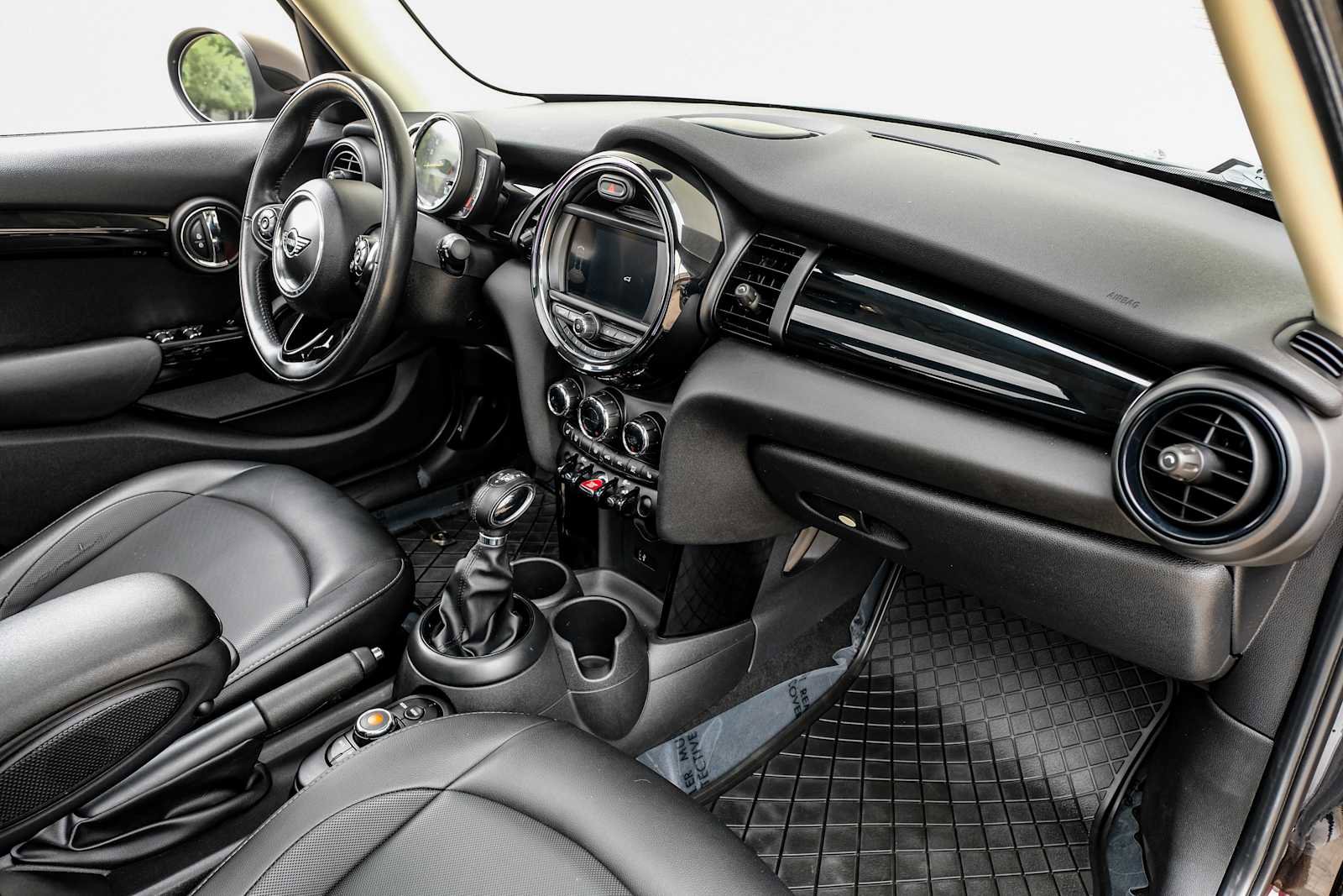 Used 2019 MINI Cooper 4-Door Hardtop image 16