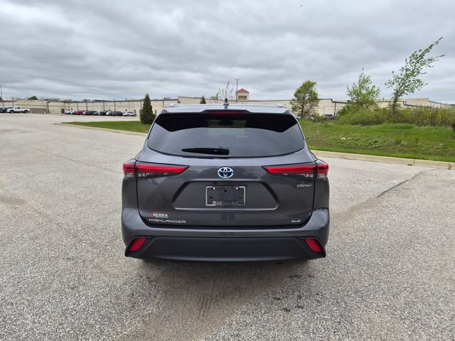 Used 2022 Toyota Highlander XLE AWD/4WD image 6