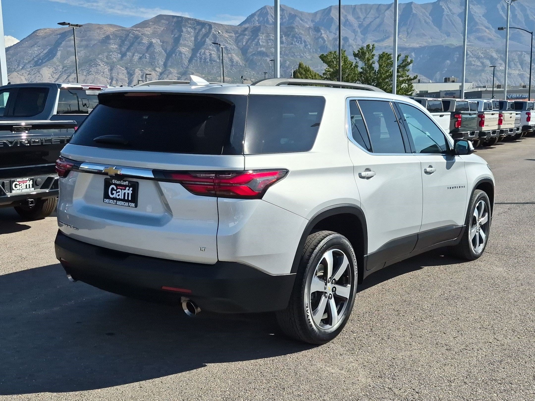 Used 2022 Chevrolet Traverse LT w/ LT Premium Package AWD/4WD image 3