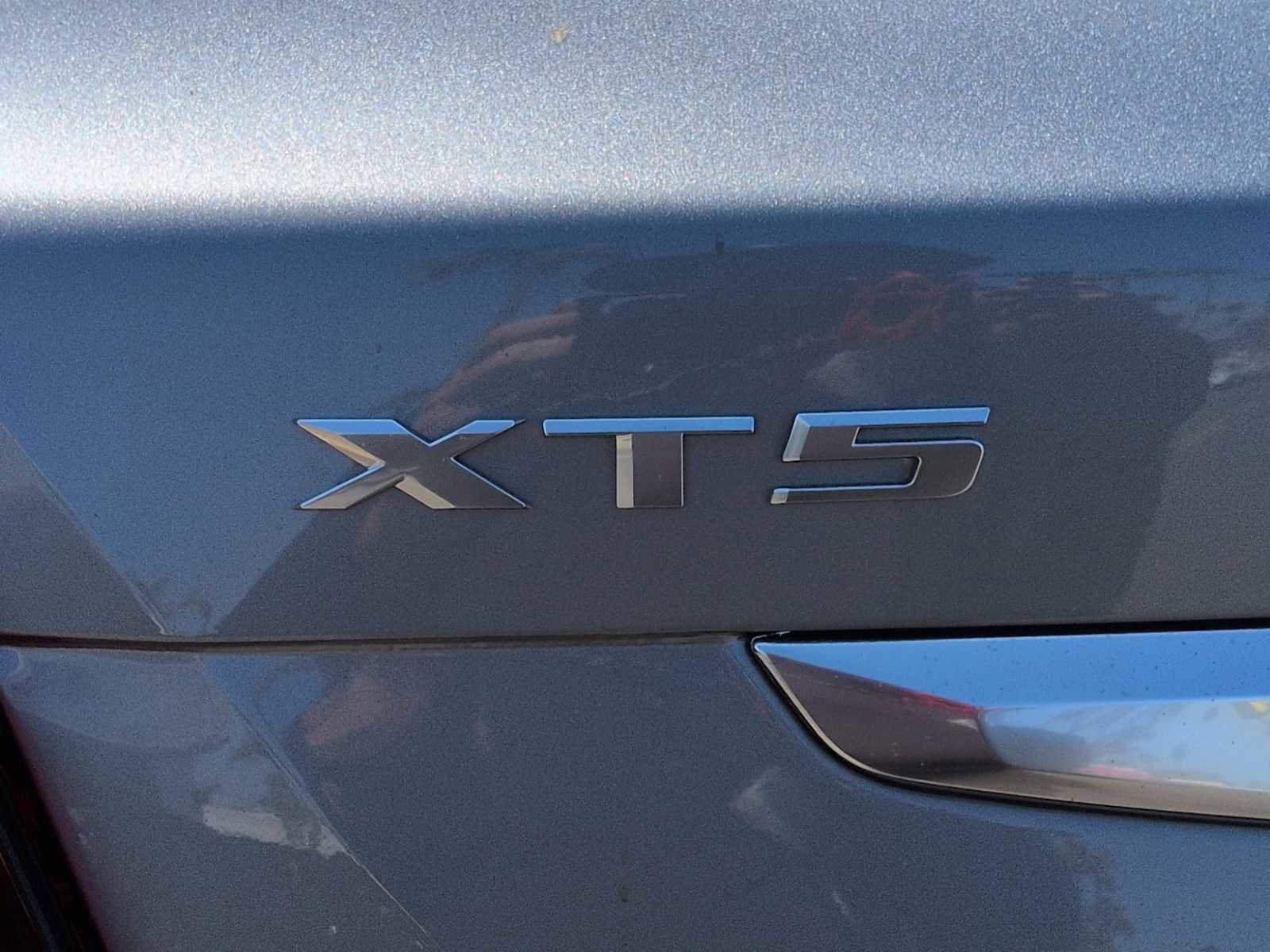 New 2025 Cadillac XT5 Luxury image 9