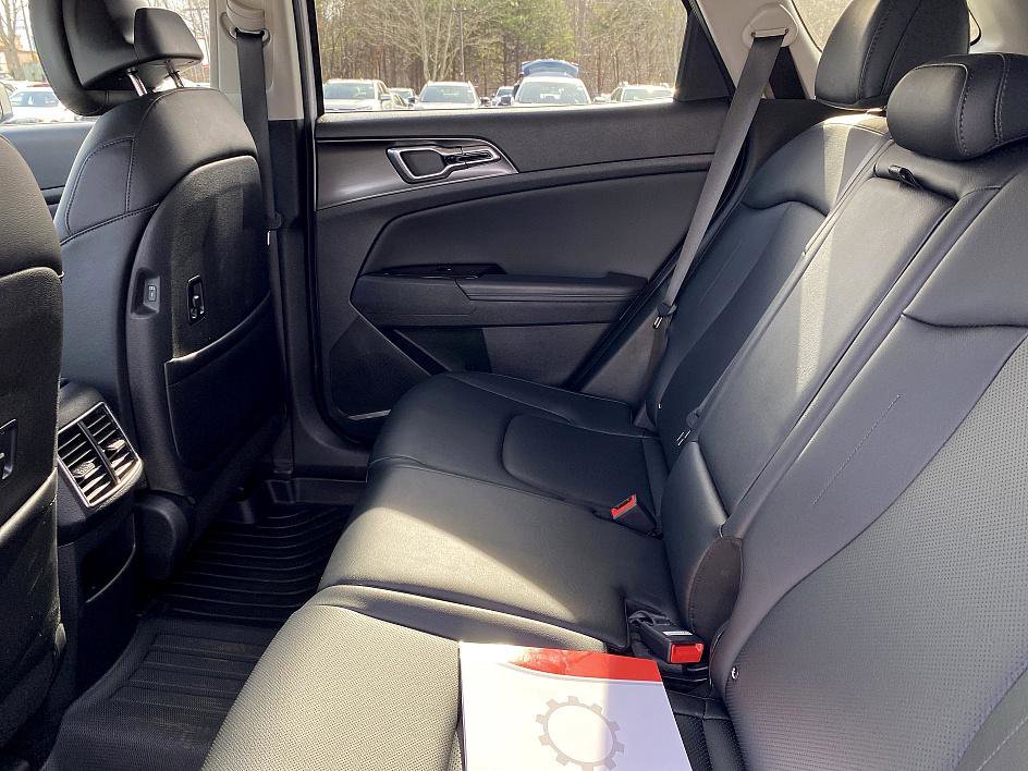 Used 2025 Kia Sportage EX image 12