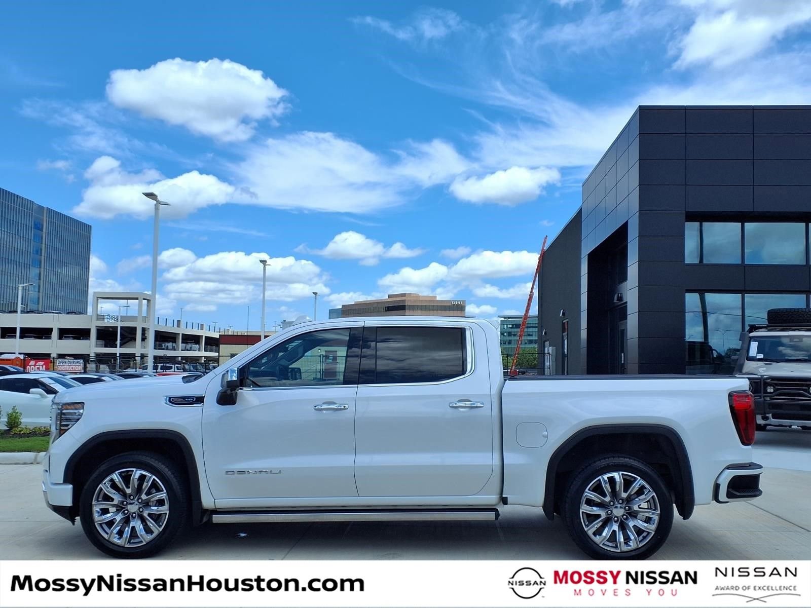 Used 2023 GMC Sierra 1500 Denali w/ Denali Reserve Package AWD/4WD image 5