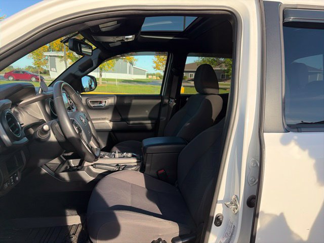 Used 2017 Toyota Tacoma TRD Sport AWD/4WD image 10