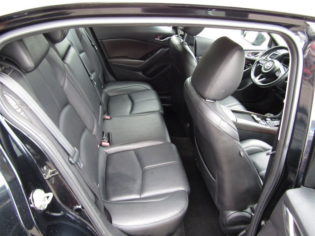 Used 2018 MAZDA MAZDA3 Touring FWD image 21