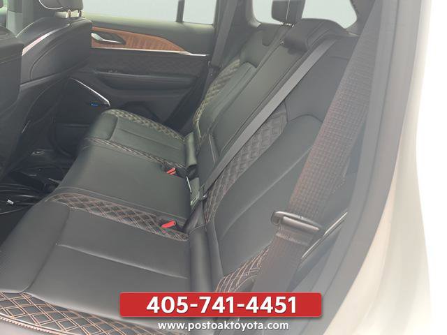 Used 2022 Jeep Grand Cherokee Summit AWD/4WD image 8