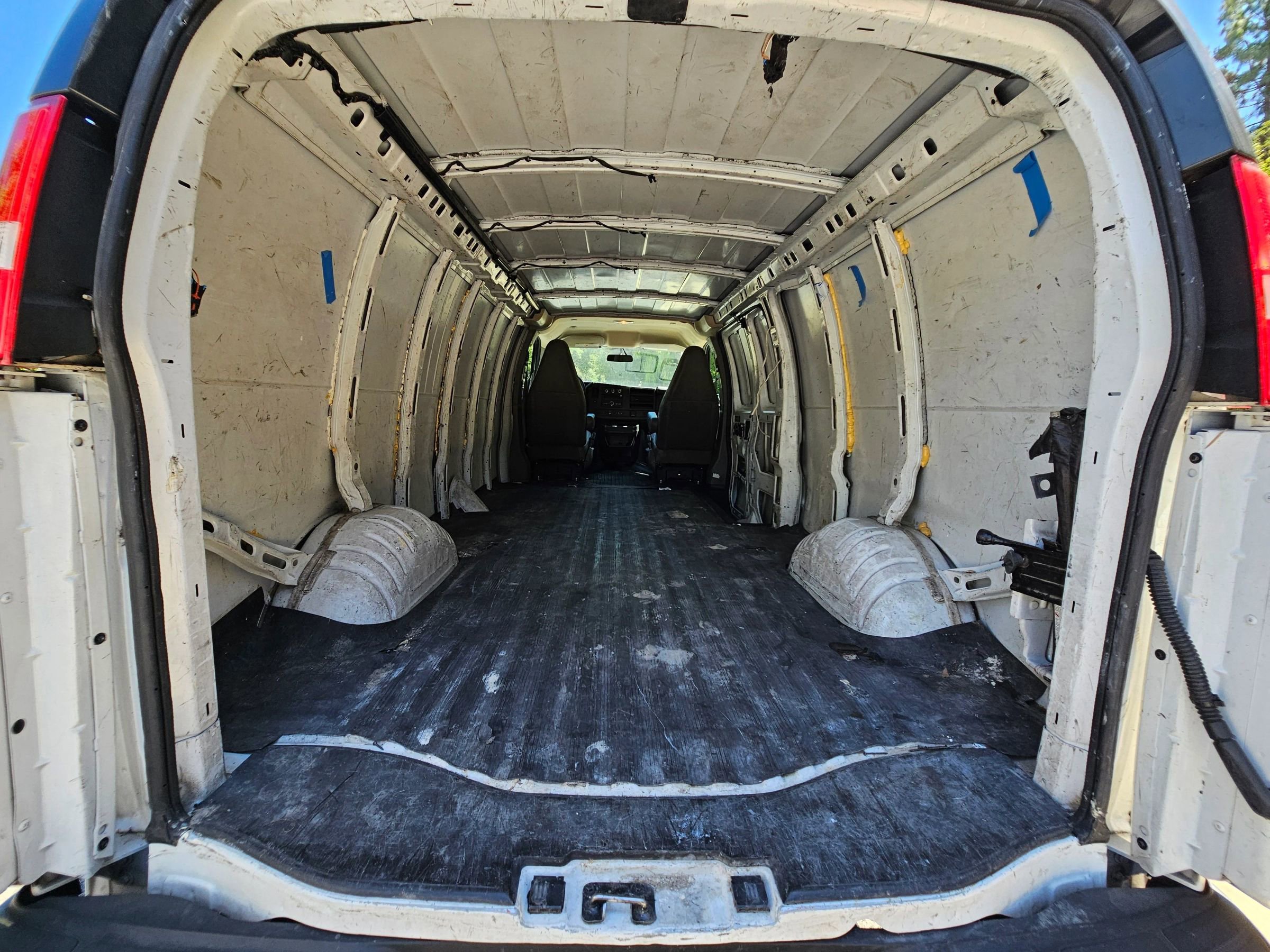 Used 2018 Chevrolet Express 2500 Extended image 21