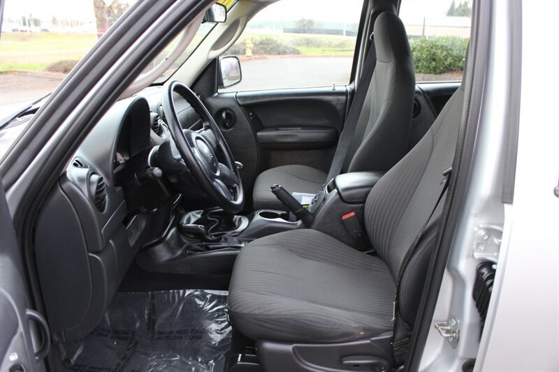 Used 2004 Jeep Liberty Sport w/ PWR Convenience Group AWD/4WD image 10