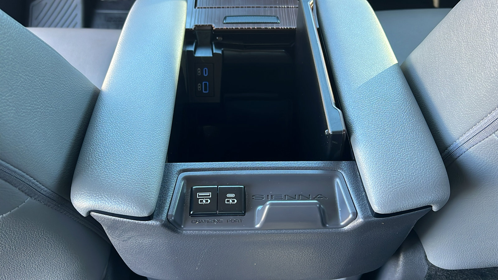 Used 2021 Toyota Sienna XLE image 14
