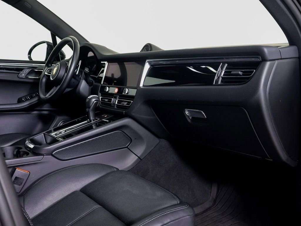 Certified 2025 Porsche Macan AWD/4WD image 7