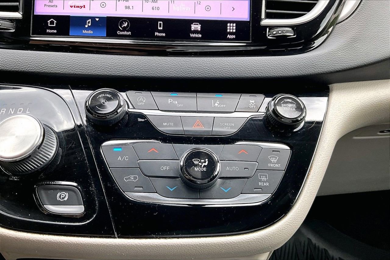 Used 2022 Chrysler Pacifica Touring-L FWD image 17