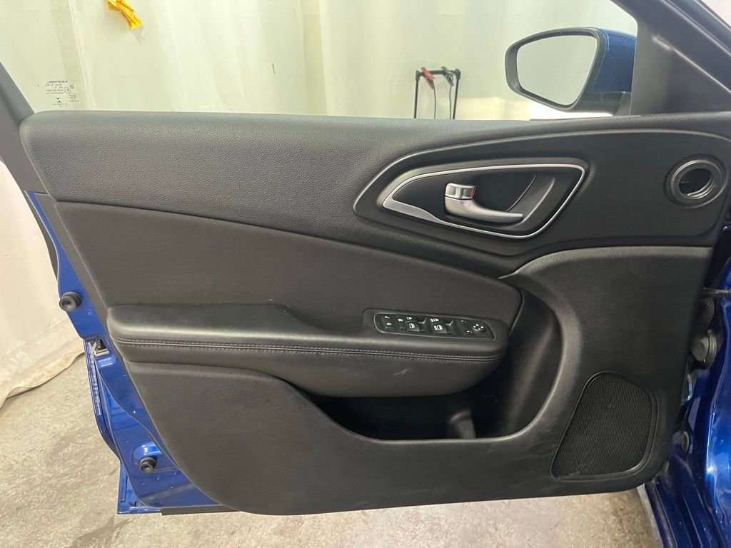 Used 2015 Chrysler 200 Limited w/ Convenience Group FWD image 9