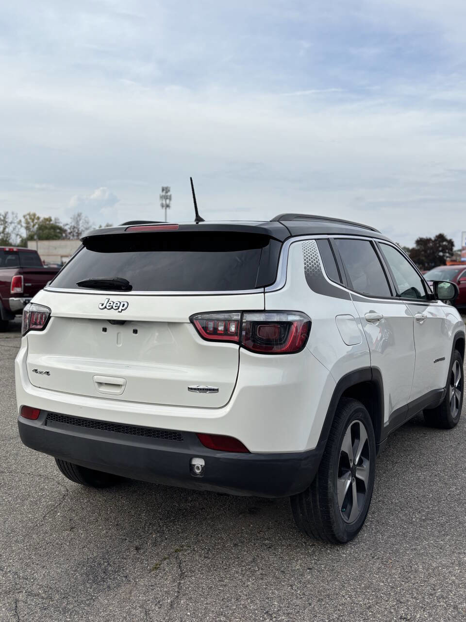 Used 2018 Jeep Compass Latitude w/ Mopar Graphics Package image 4