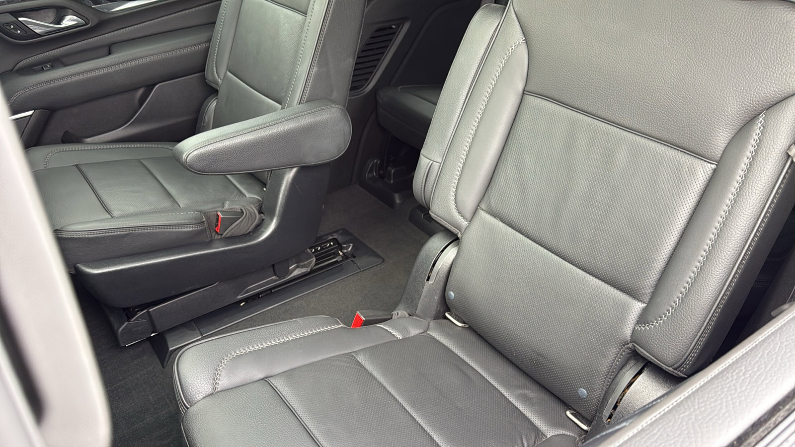 Used 2021 GMC Yukon Denali w/ Denali Premium Package image 29