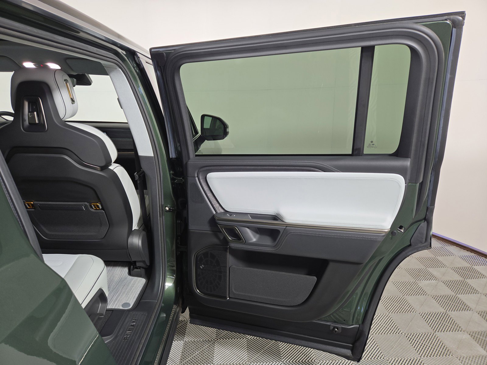 Used 2024 Rivian R1S Adventure image 19