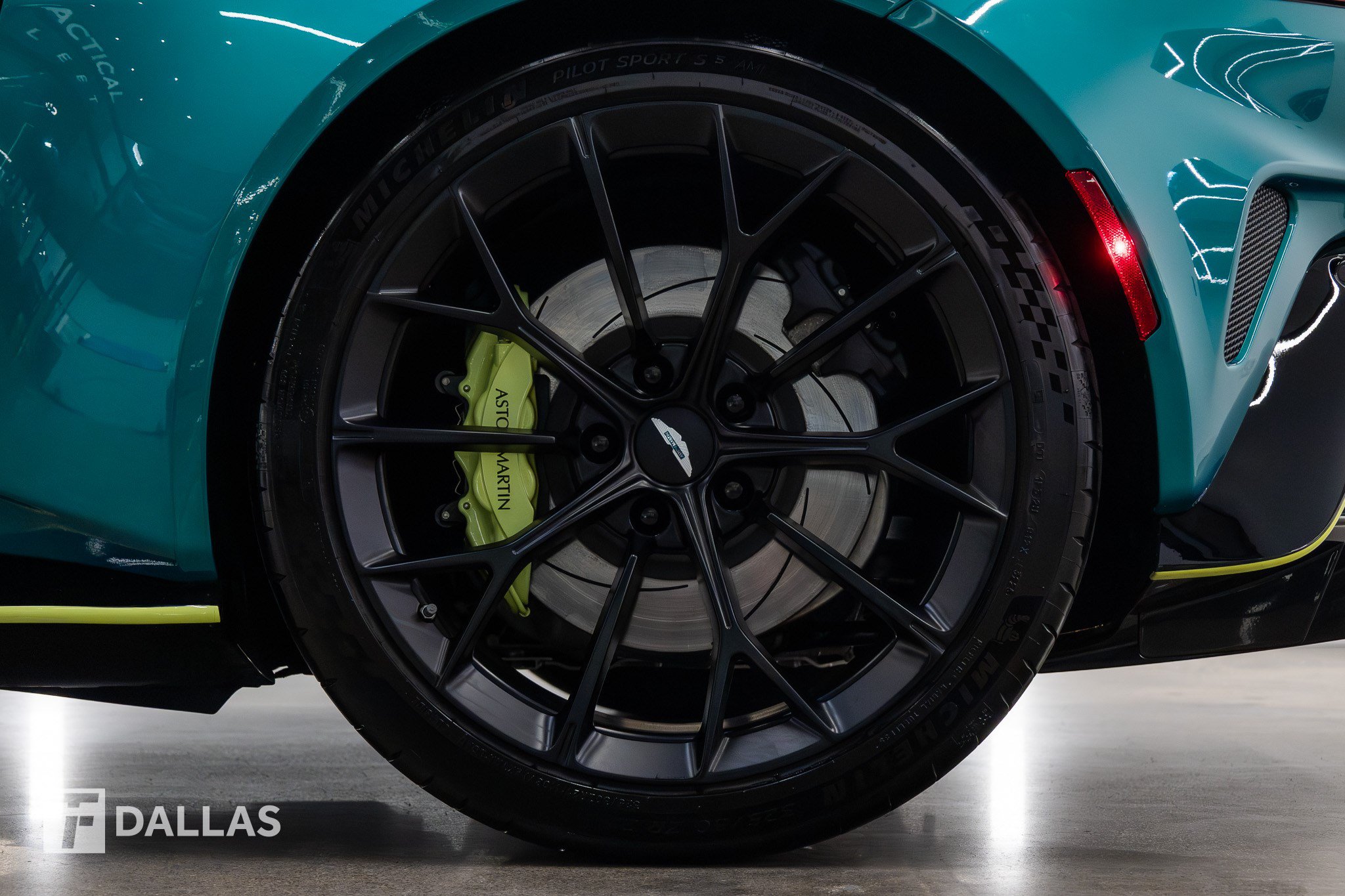Used 2026 Aston Martin V8 Vantage S RWD image 3