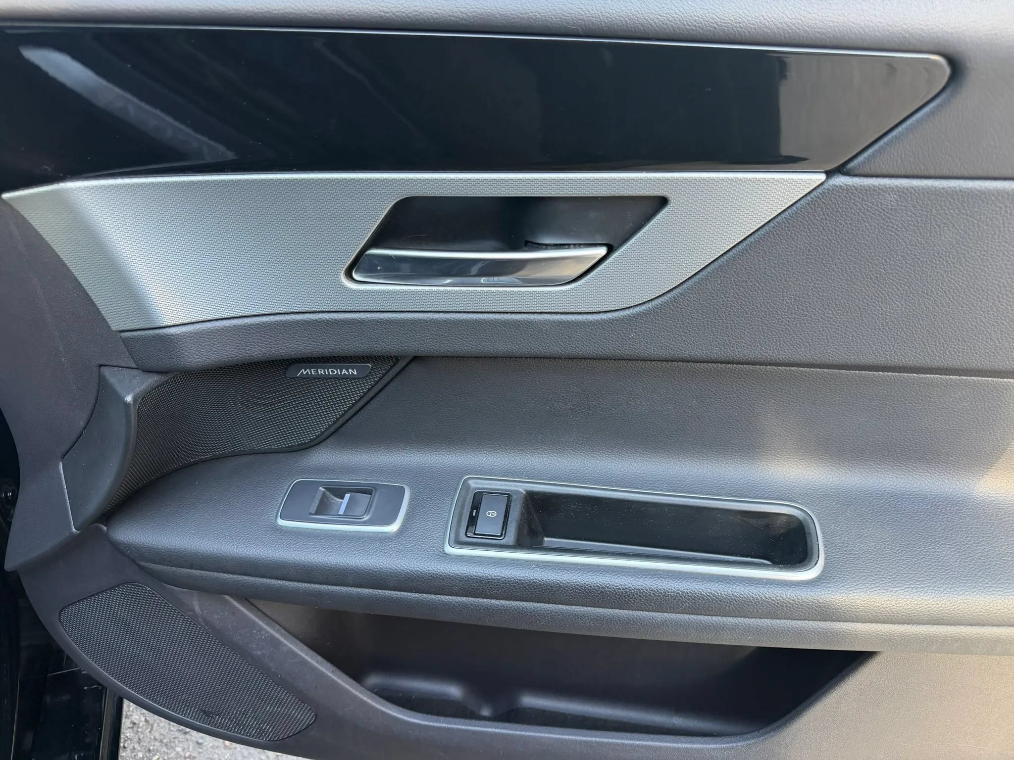 Used 2018 Jaguar XF AWD image 8