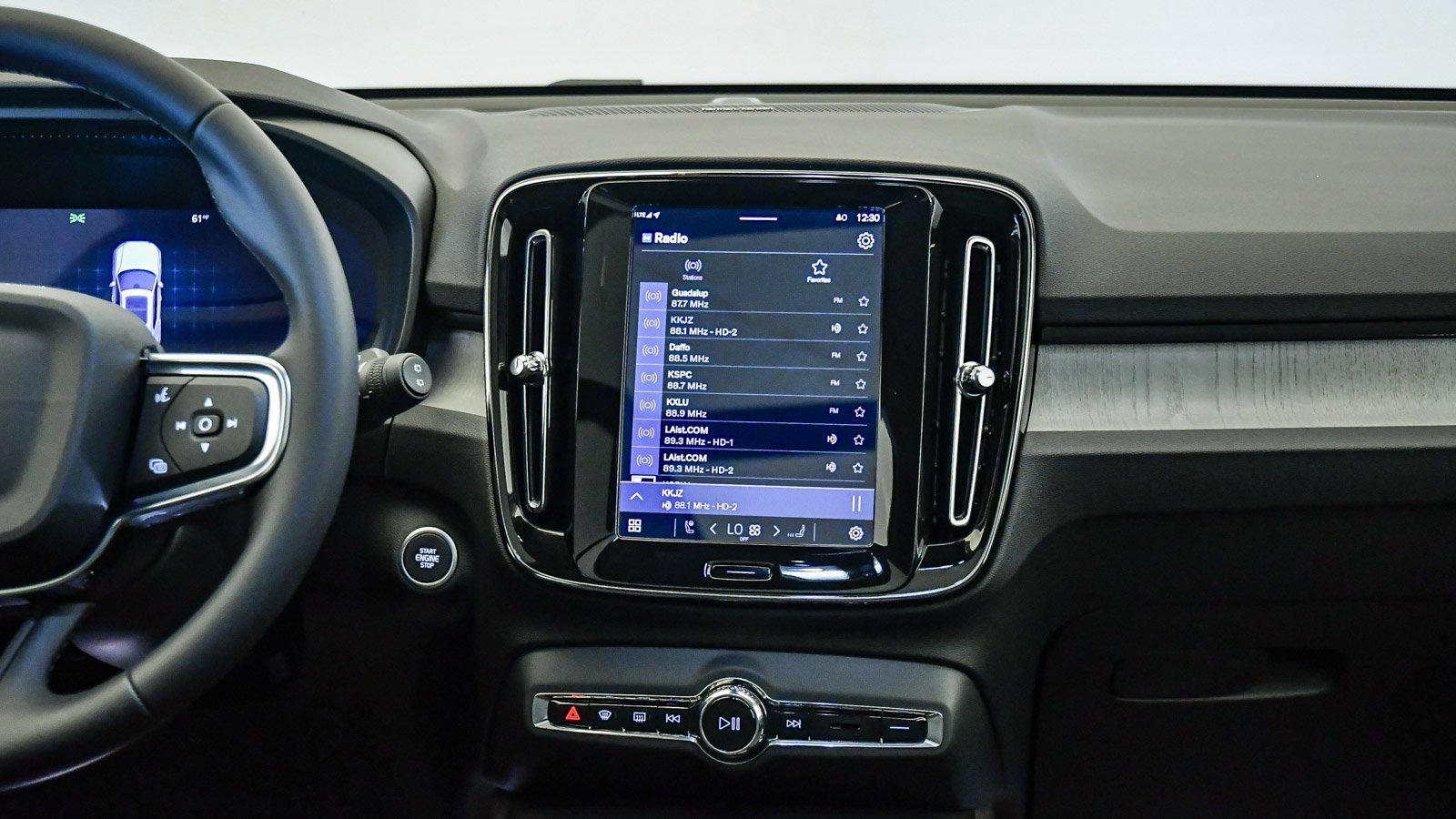 Certified 2025 Volvo XC40 B5 Ultra w/ Climate Package image 14