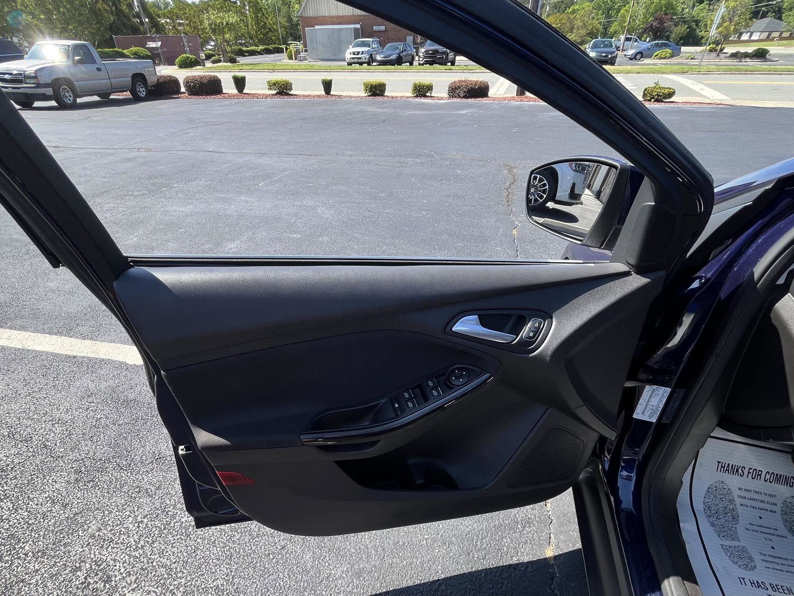 Used 2017 Ford Focus Titanium w/ Titanium Technology Package FWD image 7