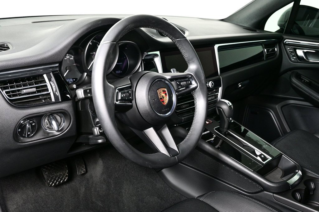 Certified 2025 Porsche Macan image 4