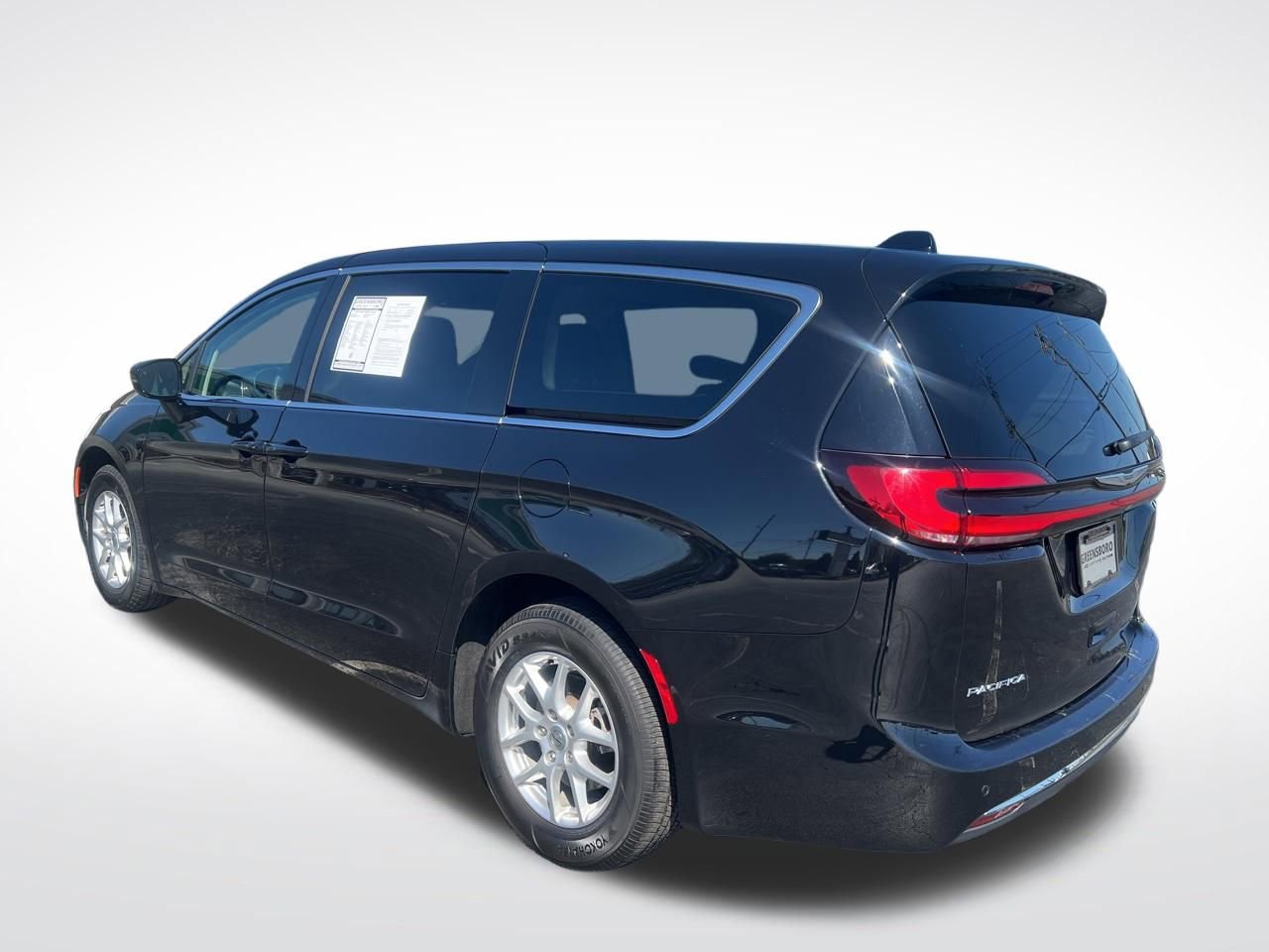 Used 2024 Chrysler Pacifica Touring-L image 3