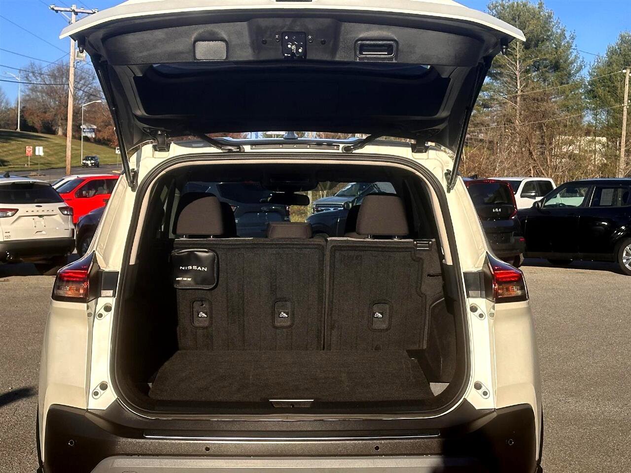 Used 2023 Nissan Rogue SV image 15