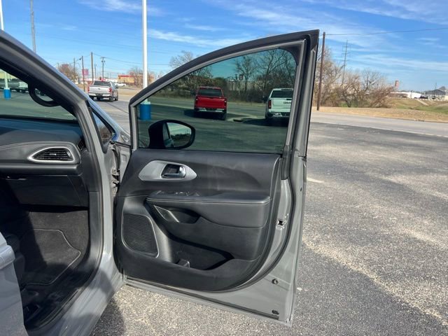 Used 2023 Chrysler Pacifica Touring-L w/ S Appearance Package image 18