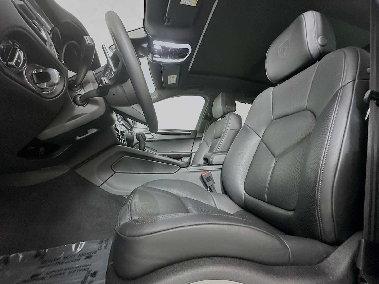 Certified 2025 Porsche Macan AWD/4WD image 5
