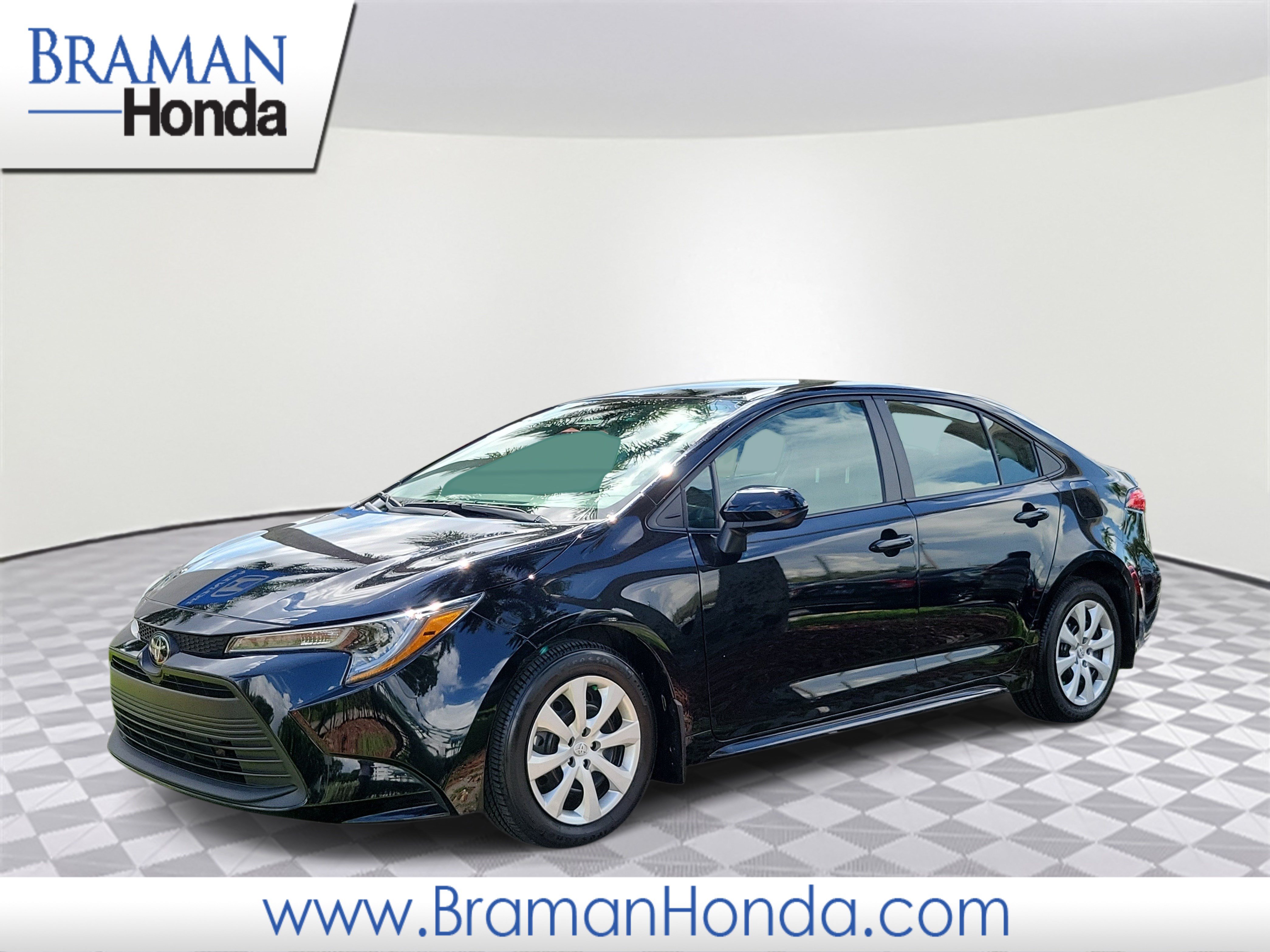 Used 2025 Toyota Corolla LE FWD image 1
