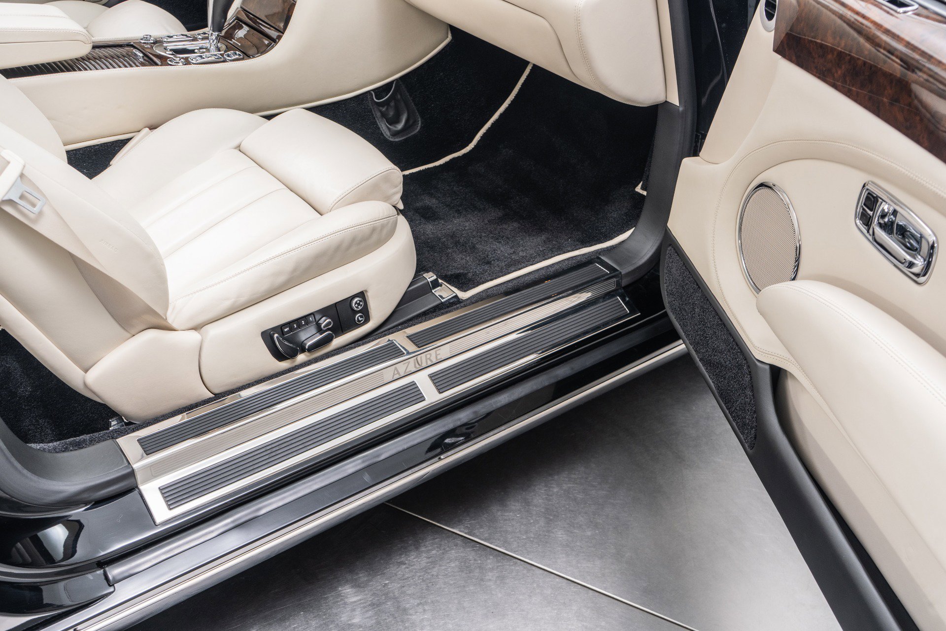Used 2009 Bentley Azure RWD image 31