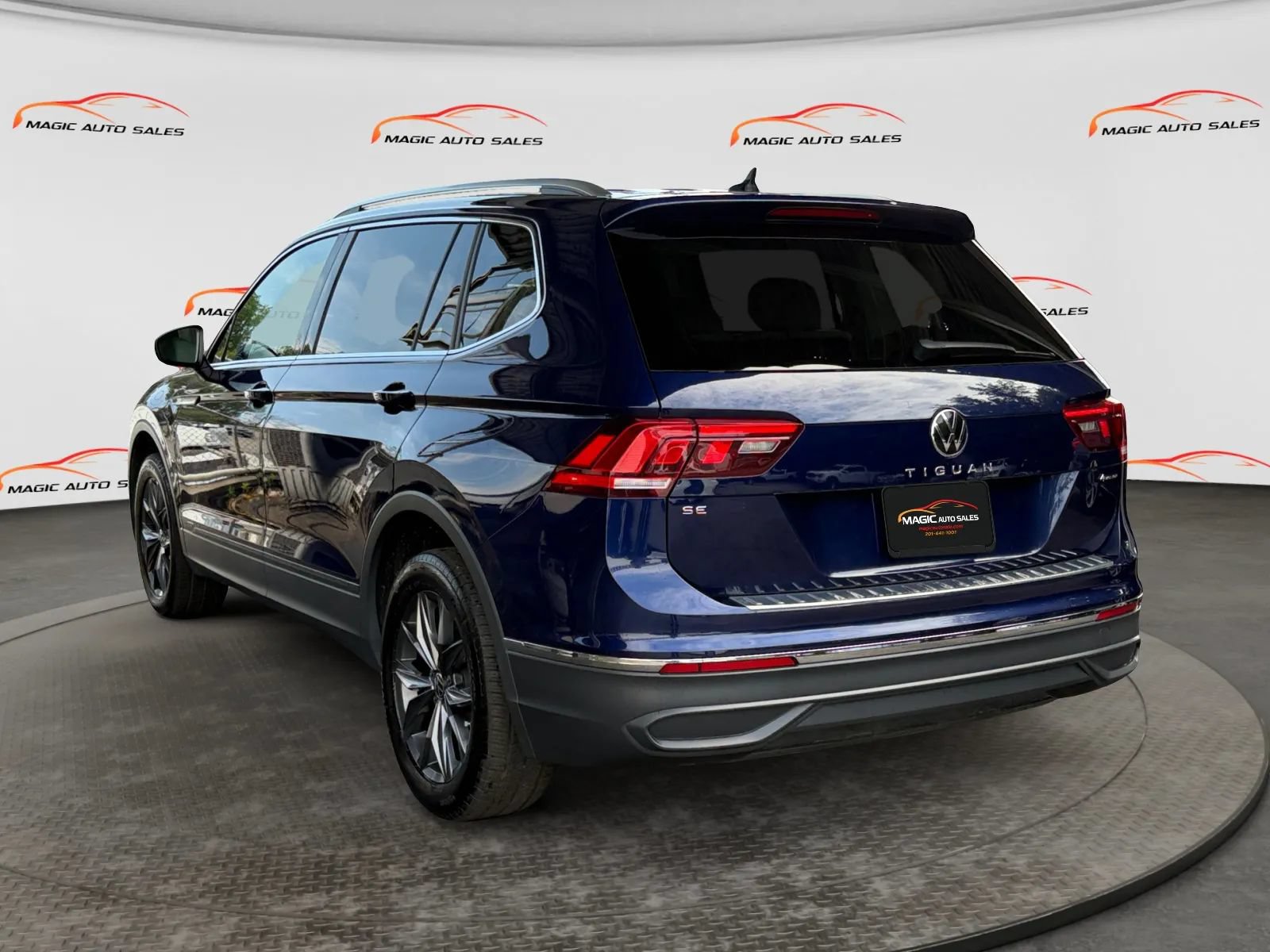 Used 2023 Volkswagen Tiguan SE w/ Panoramic Sunroof Package AWD/4WD image 8