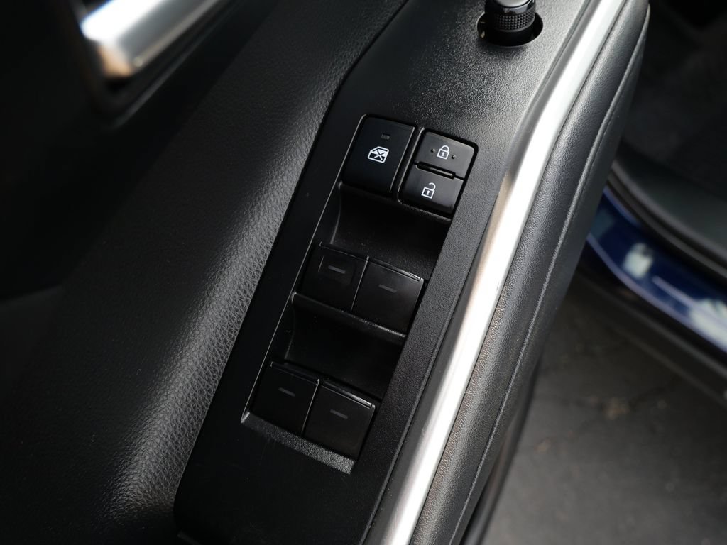 Used 2022 Toyota Highlander XLE AWD/4WD image 12