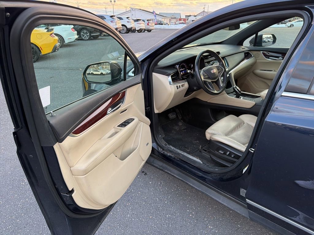 Used 2017 Cadillac XT5 Luxury w/ Driver Awareness Package image 17