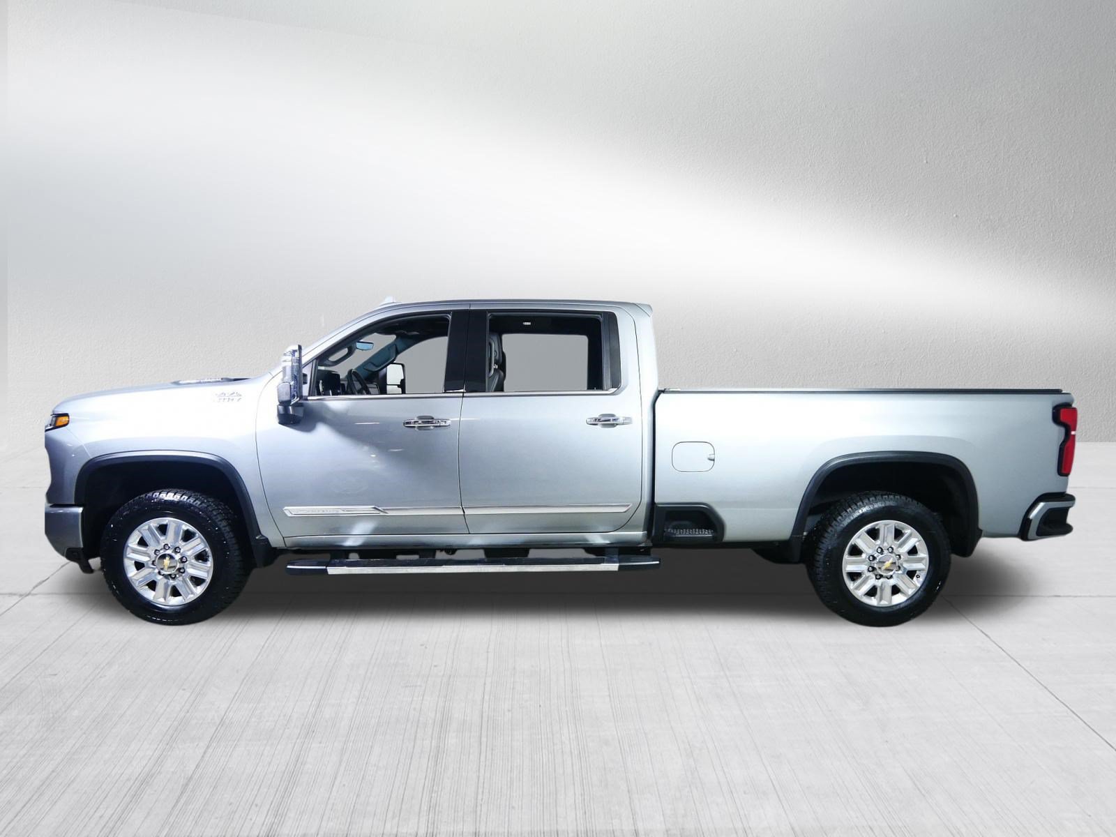 Used 2024 Chevrolet Silverado 2500 High Country w/ High Country Premium Package AWD/4WD image 4