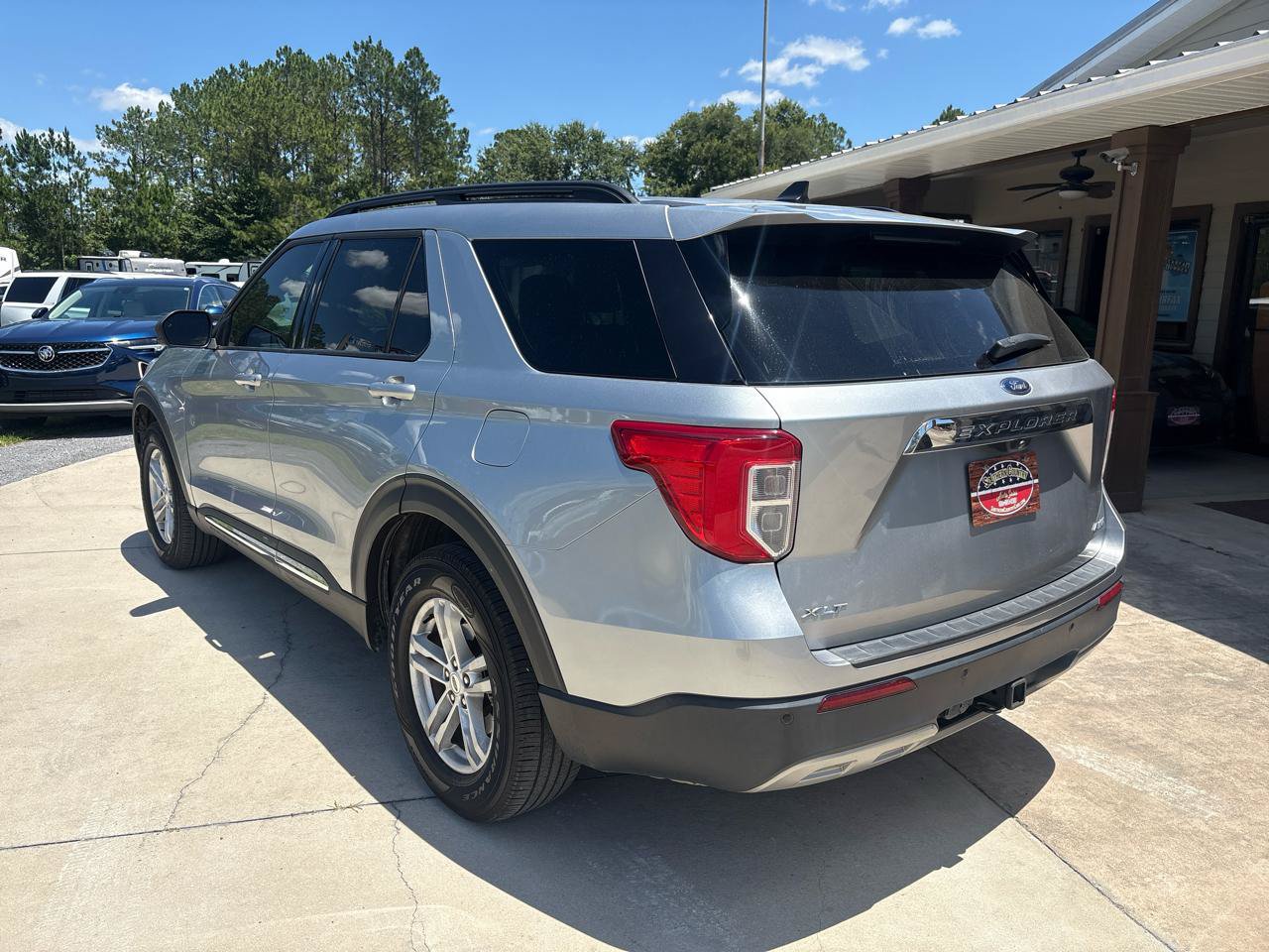 Used 2023 Ford Explorer XLT AWD/4WD image 7