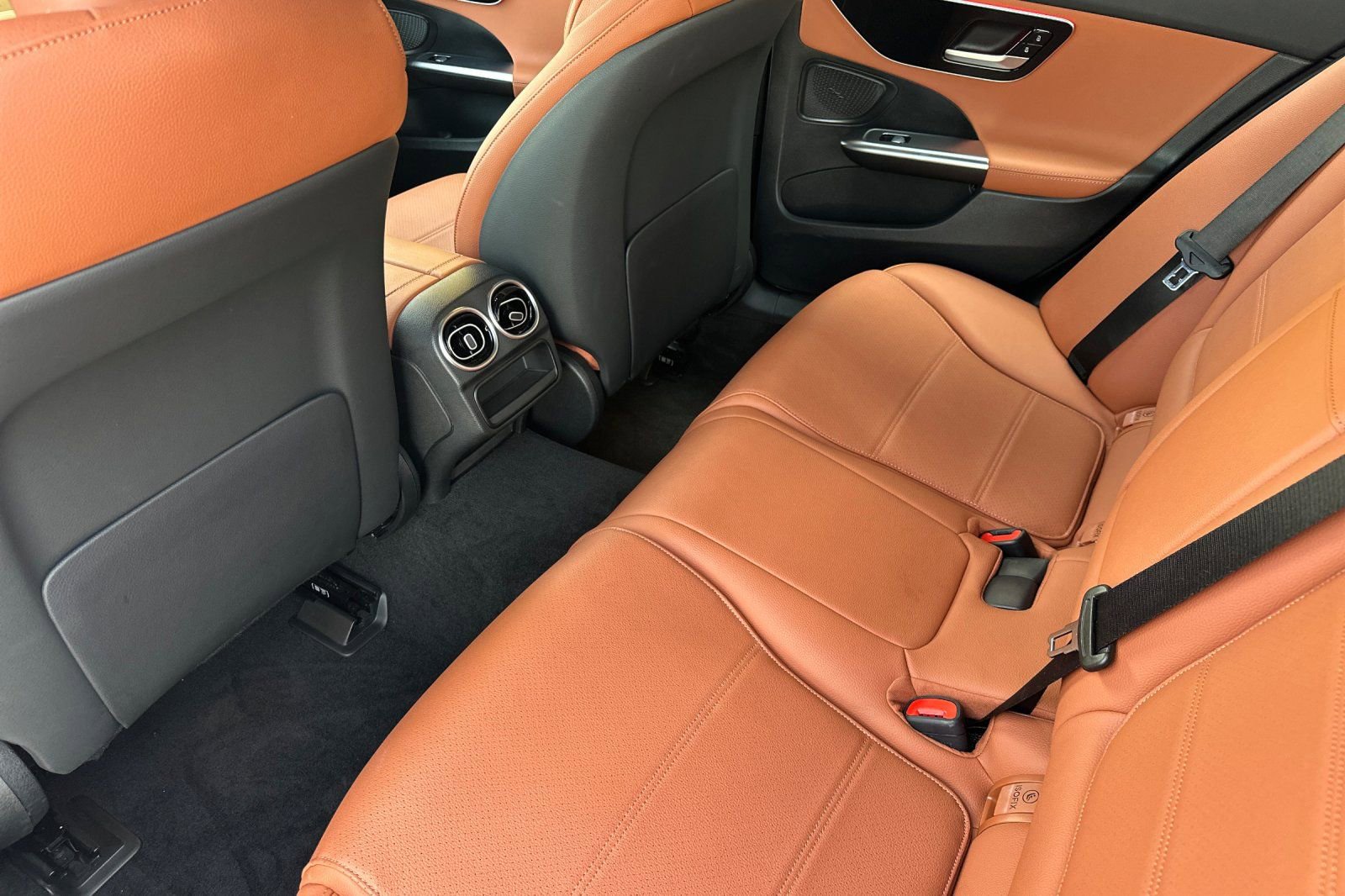 Used 2025 Mercedes-Benz C 300 4MATIC Sedan image 4