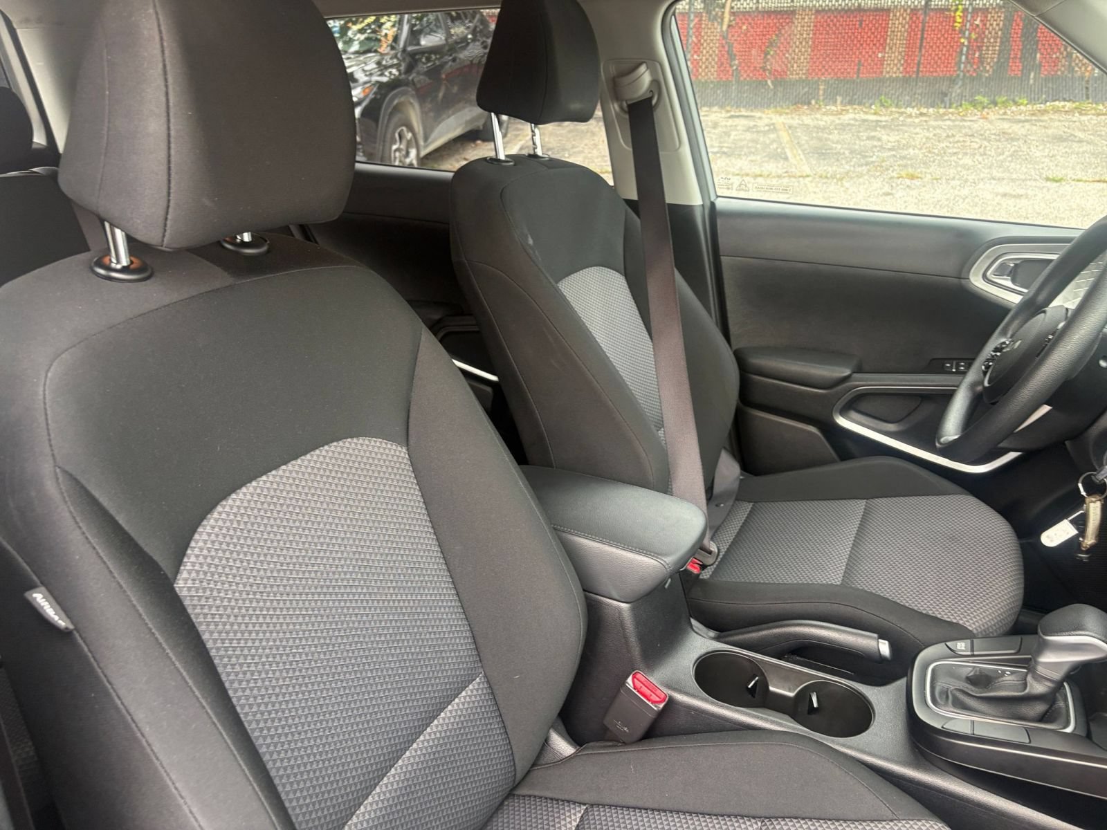 Used 2025 Kia Soul LX w/ LX Technology Package FWD image 30