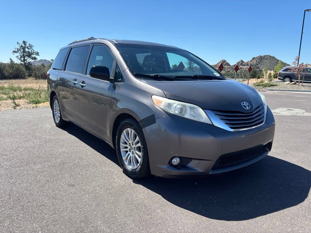 Used 2015 Toyota Sienna XLE w/ XLE Navigation Package FWD image 3