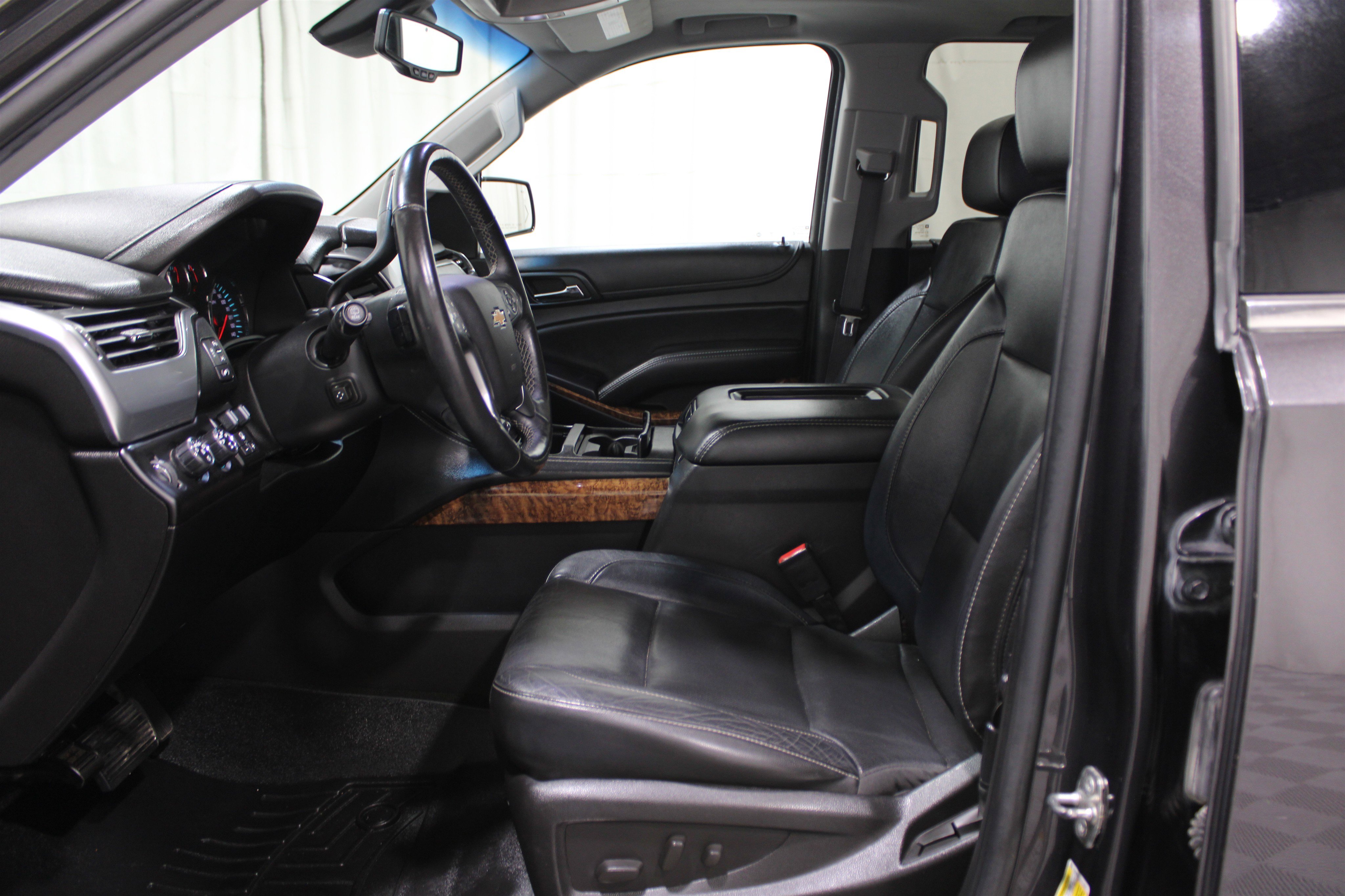 Used 2016 Chevrolet Suburban LTZ image 3